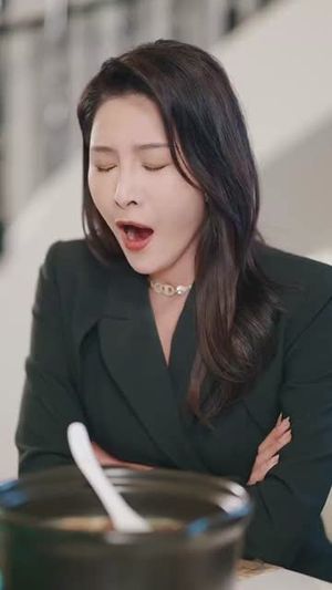 正搬砖呢，被大小姐拉去领证了（65集）在哪个app能看