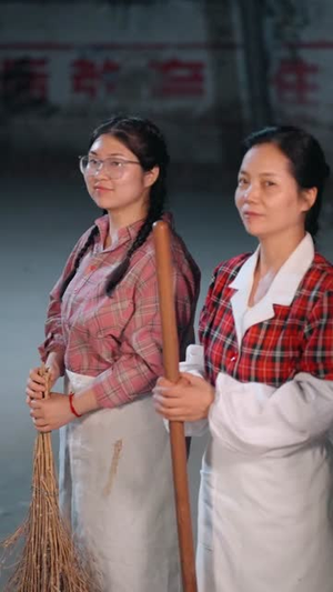 重生七零：我领全村闯富路（109）看精彩短剧